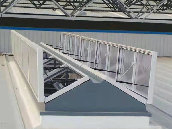 三角型電動排（pái）煙天窗（chuāng）